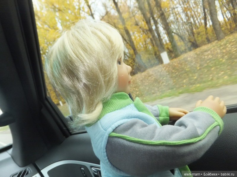 Ян смотрит в окно