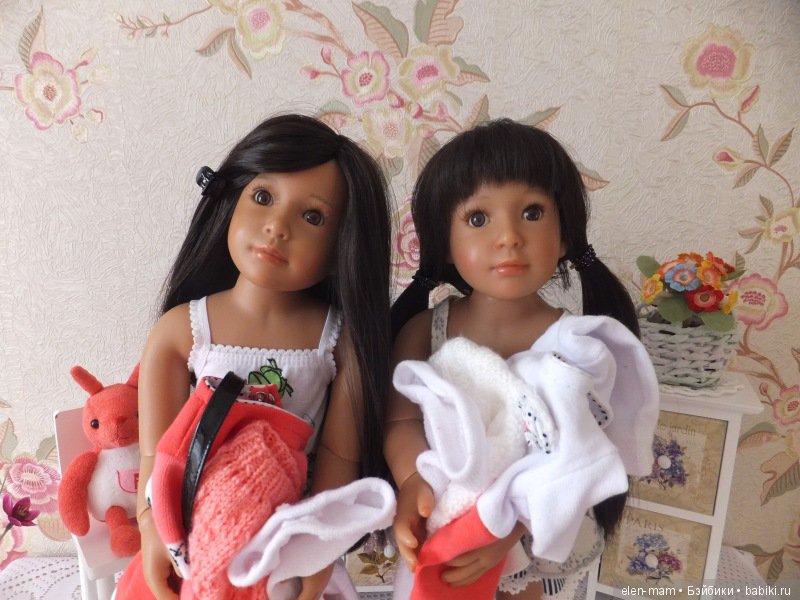 С одеждой в руках