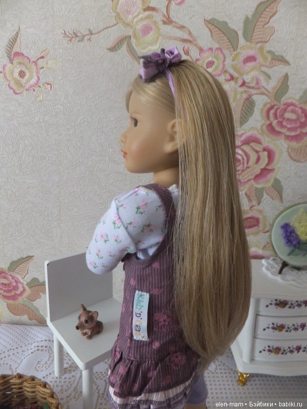 Отвернулась