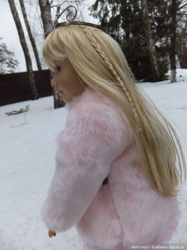 побежала вперёд