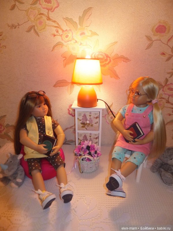 Тинка и Алина с книжками