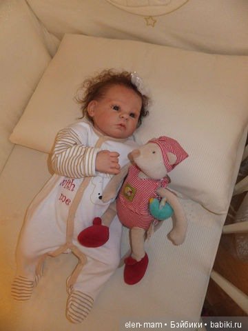 Стеша в кроватке