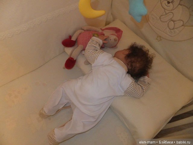 Стеша в кроватке