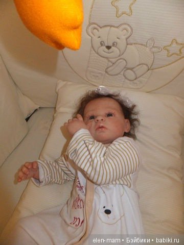 Стеша в кроватке