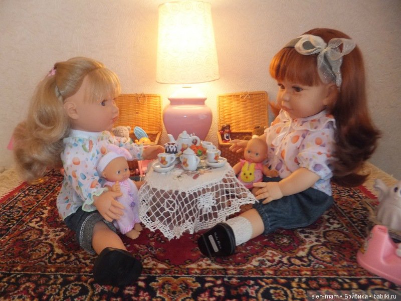 Девушка играет кукла. Куклы Дочки матери. Кукла дочка. Дочки матери игра. Дети играют в куклы.