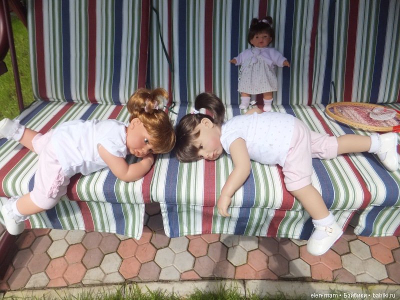 Миддлтошки летом, спят на качелях