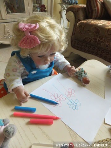 Саша рисует