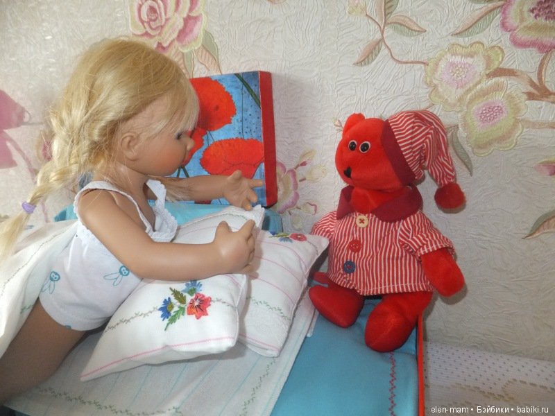 Маруся в кроватке