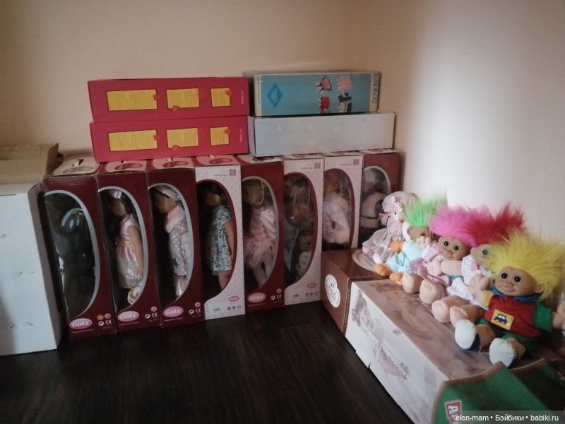 куклы в коробках