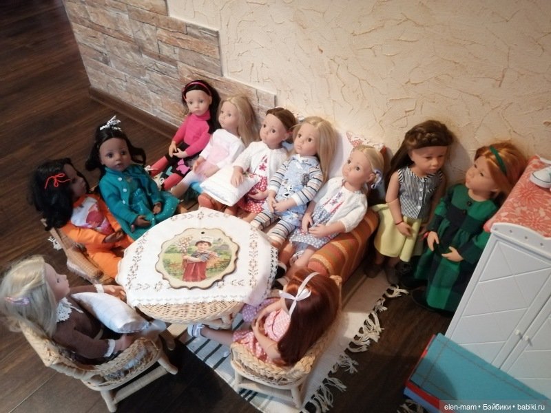 вокруг стола