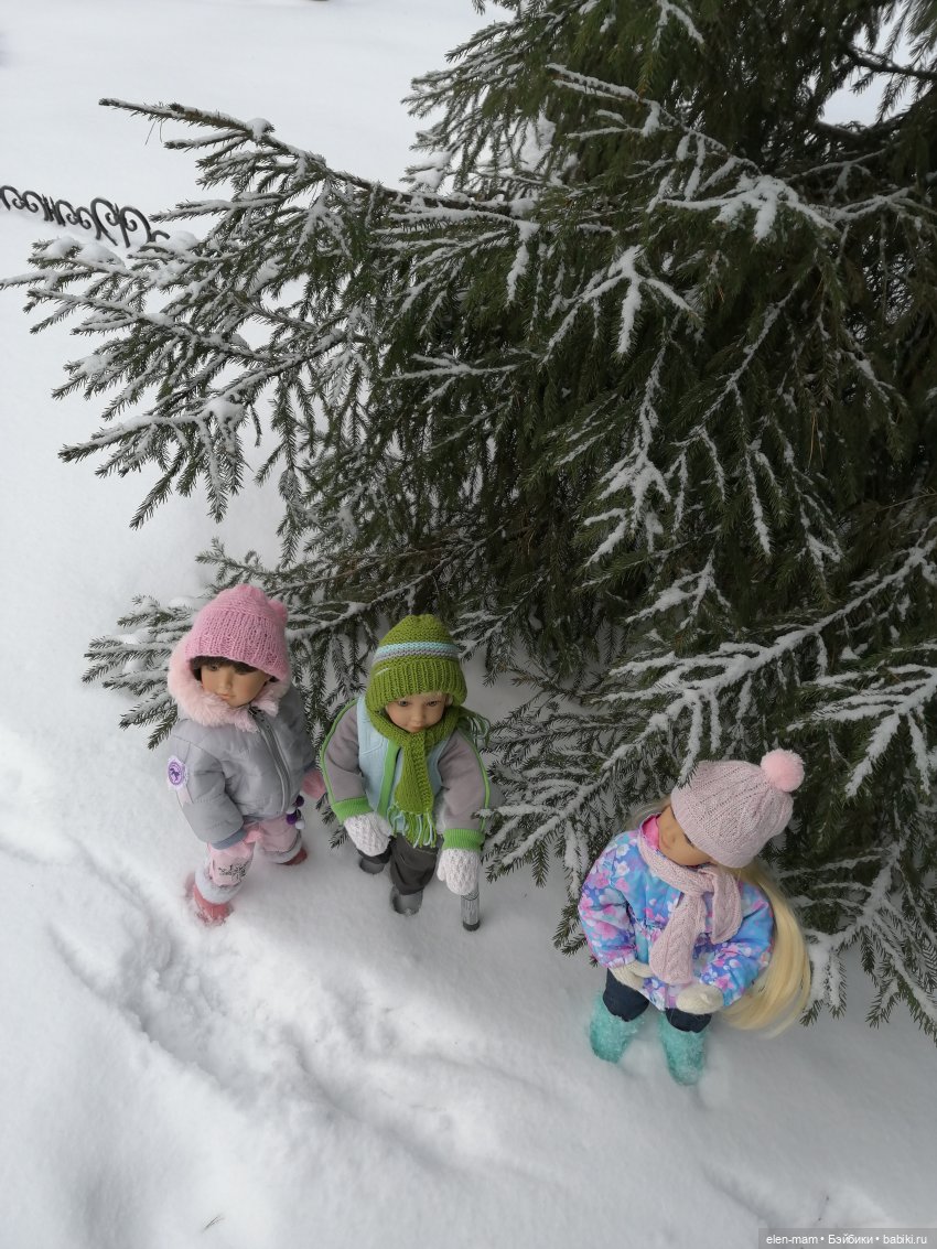 Возле елки