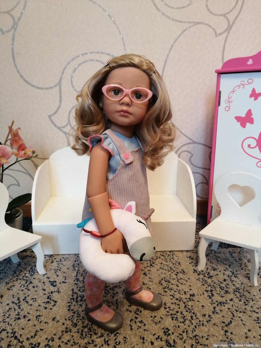 Кети в очках