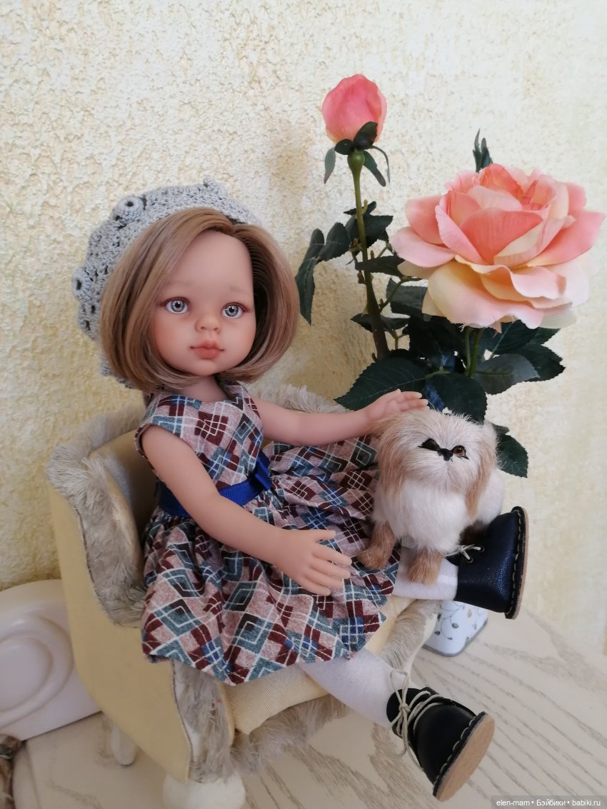 В креслице