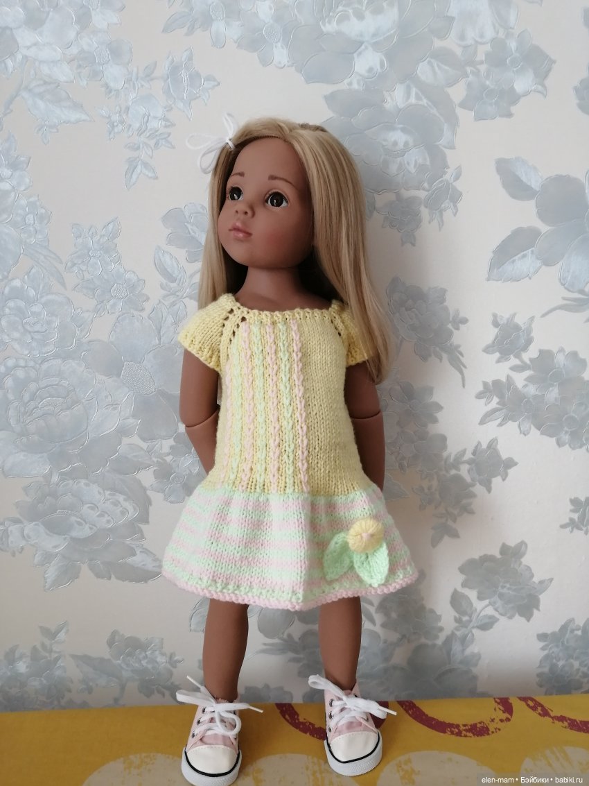 Жёлтое платье с оборкой