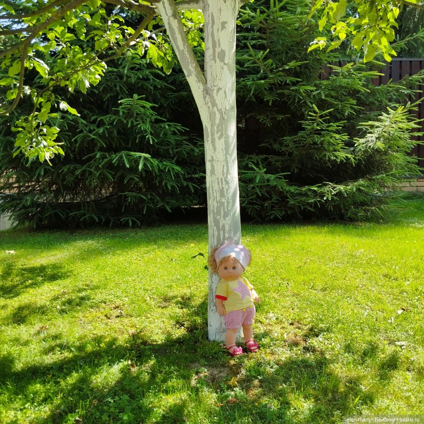 Под деревцем