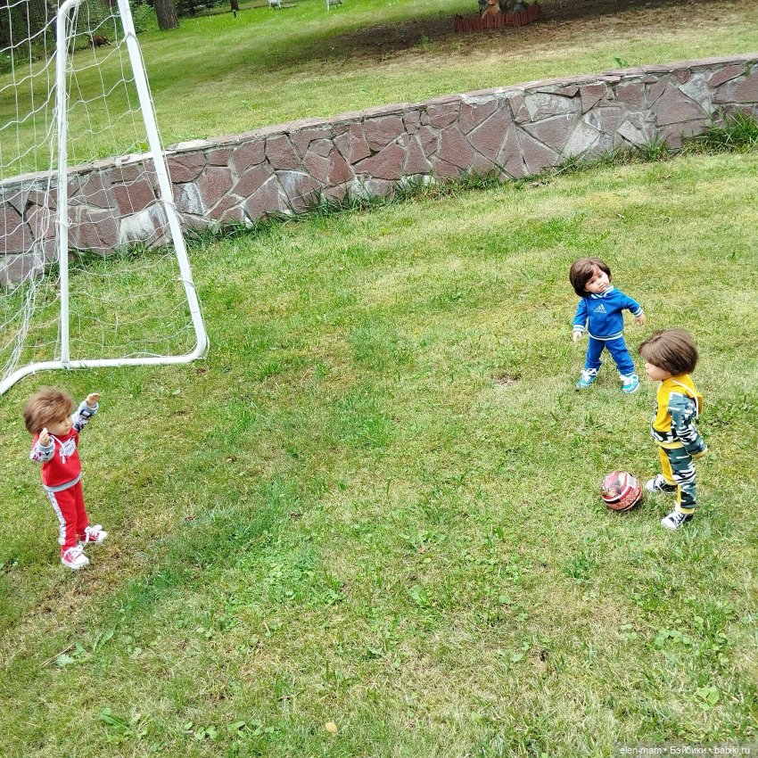 Футбол🥅⚽🏃‍♂️🏃‍♂️🏃‍♂️ — Коллекции игровых кукол (Playline): фото полок (фото 3)