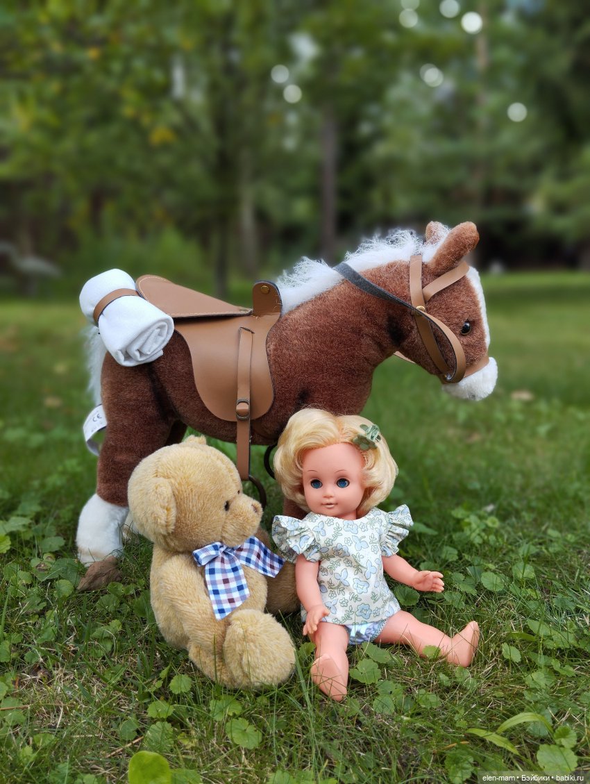 Сидя, с мишкой