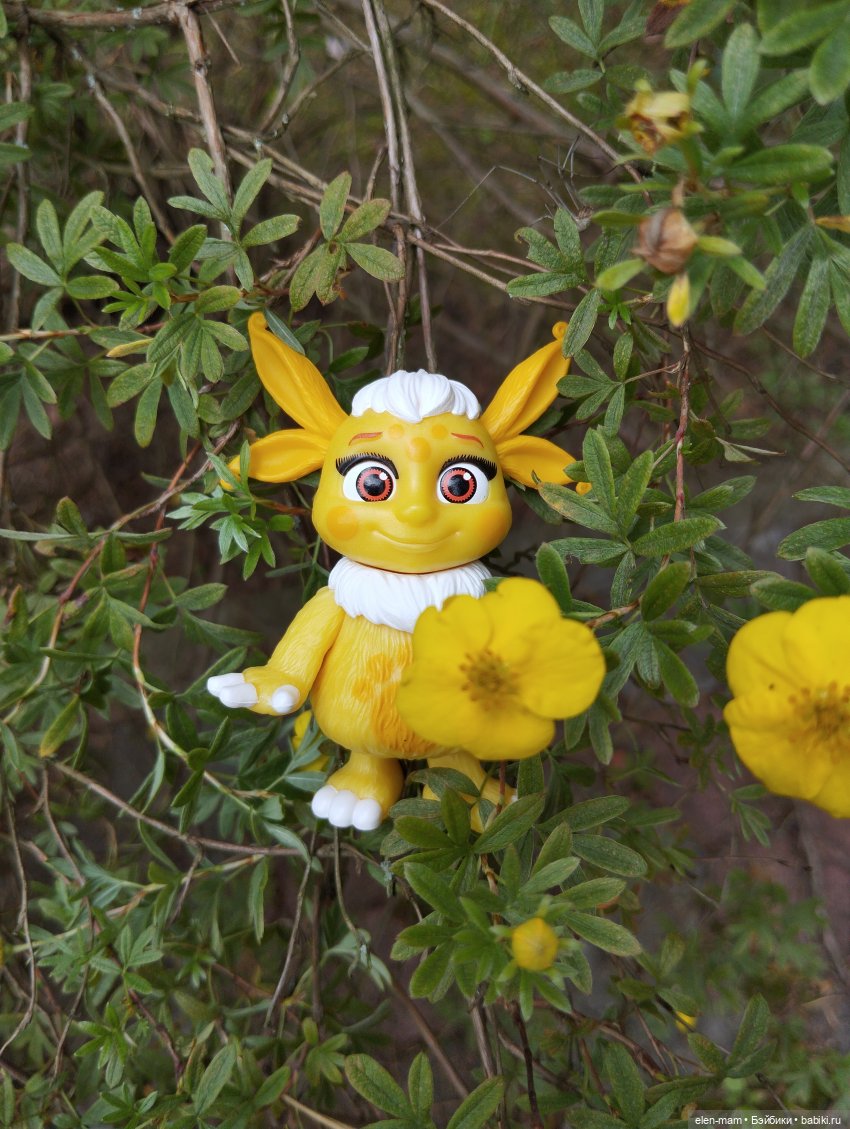 Луна, желтые цветы