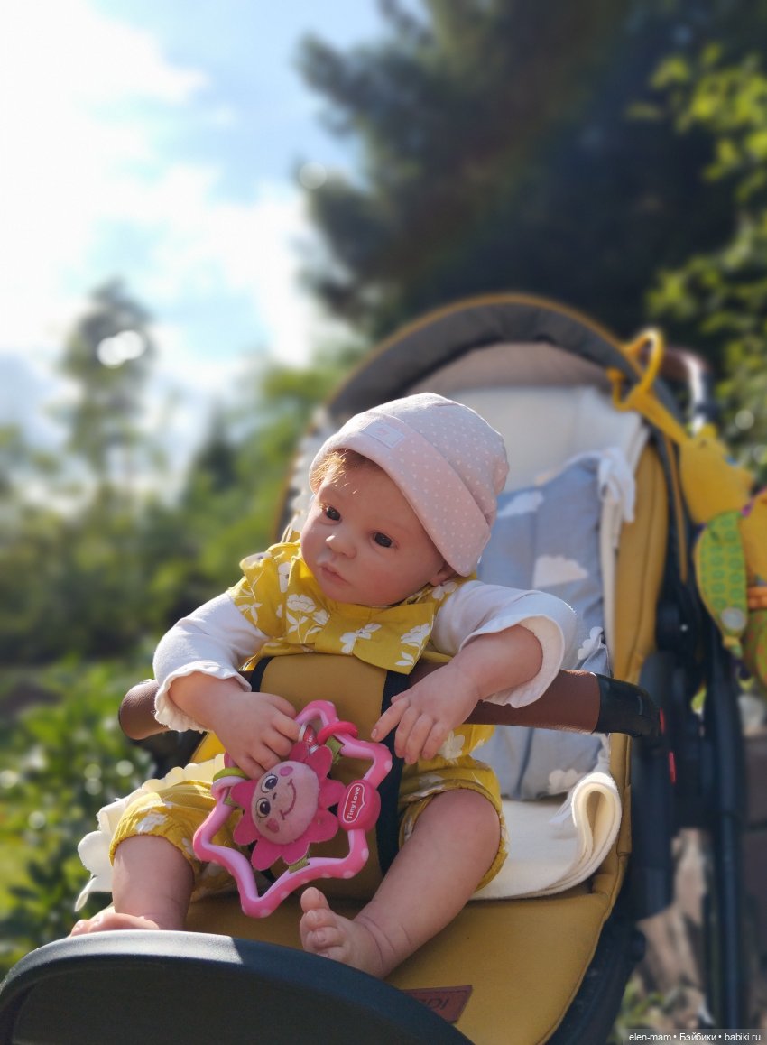 Стеша в коляске