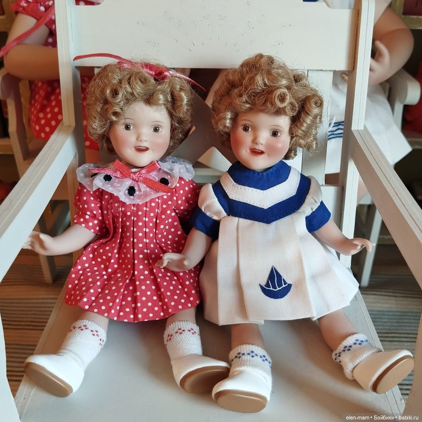 Две малышки