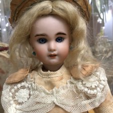 Комплект платье и шляпка для антикварной куколки.