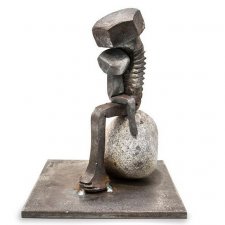 Очеловеченные скульптуры из стальных болтов