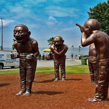 Терапевтические скульптуры от китайского автора Yue Minjun