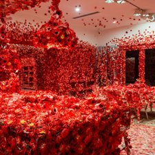 Японская художница Яёи Кусама покрыла красными цветами целую квартиру