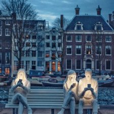 Скульптура, символизирующая проблему современного общества