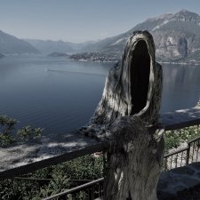 Скульптуры призраков в замке Вецио на озере Комо