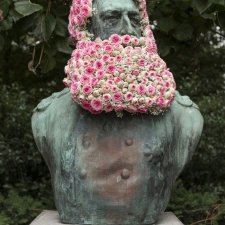 Флорист Джеффрой Моттарт украшает известные скульптуры цветами