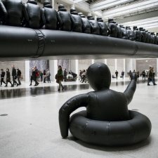 Скульптура китайского художника Ай Вэйвэя (Ai Weiwei) «Law of the Journey», 2017
