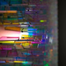 Яркие переливающиеся инсталляции Крис Вуд из дихроического стекла