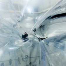 "On Space Time Foam" инсталляция аргентинского художника Томаса Сарацено (Tomas Saraceno)
