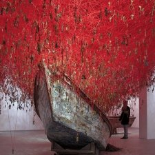 Инсталляция от японской художницы Чихару Шиота (Chiharu Shiota)