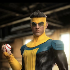 Фотографии серийной фигурки Неуязвимого в масштабе 1/6 от Soosootoys