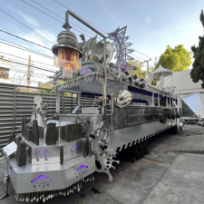 Художник Гуадалупе Маравилья (Guadalupe Maravilla) превратил школьный автобус в иммерсивную инсталляцию