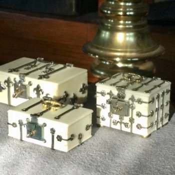 Миниатюрные сундуки из кости от мастера Робертсон