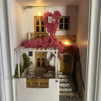 Миниатюрная греческая кофейня от автора Джеймса Келли