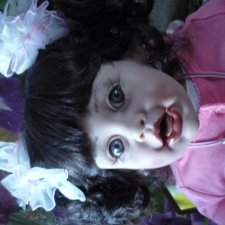 Малышка «Baby first steps» от Fayzah Spanos, младшая сестричка«Guiding Hands» от F. Spanos