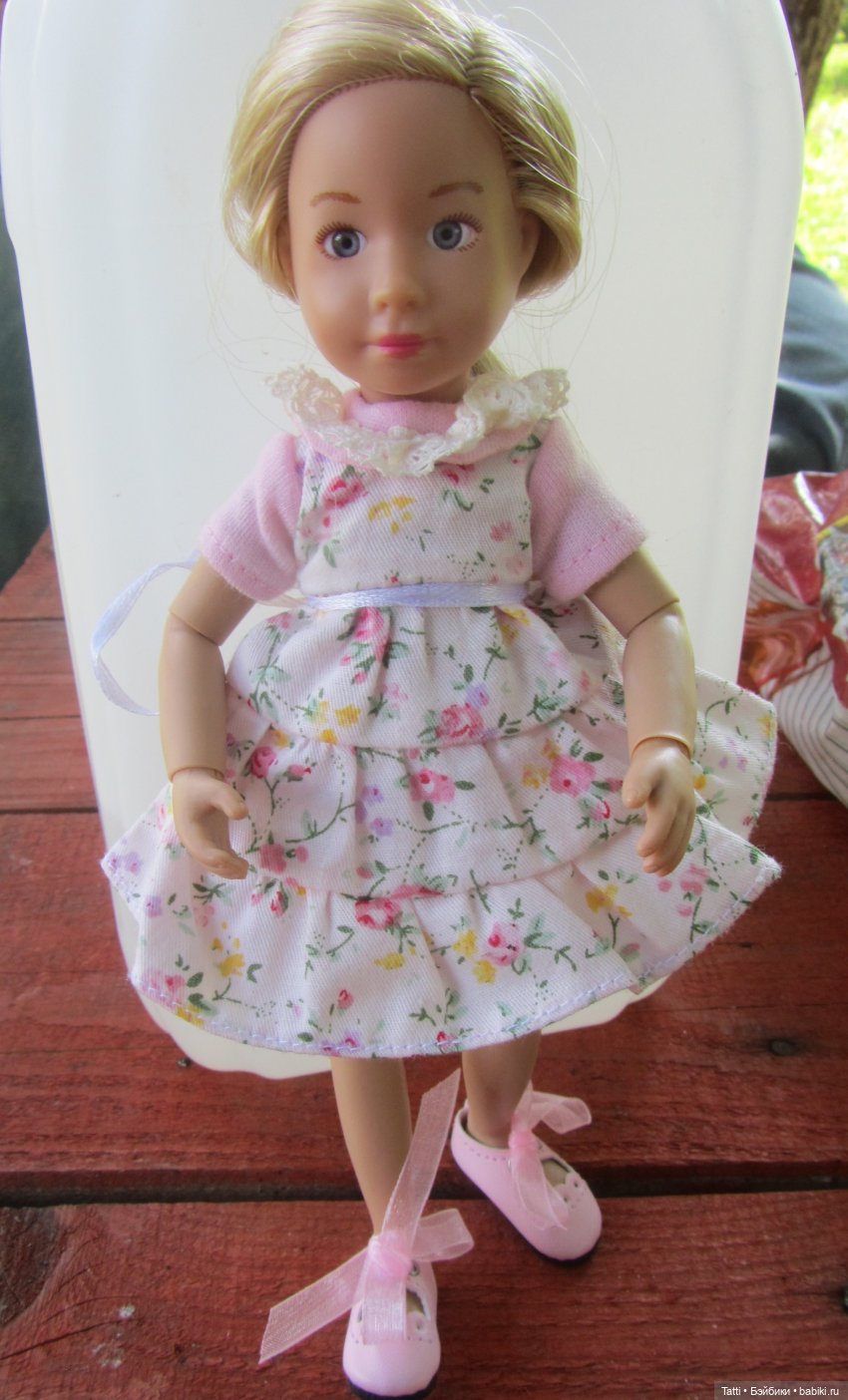 Верочка в беседке