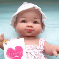 Пупс Arias в платье и чепчике высотой 24 см