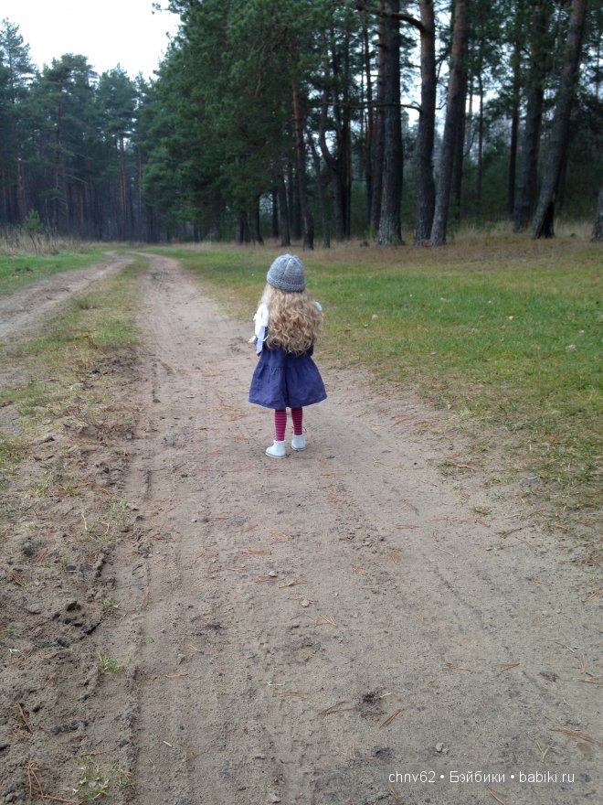 Маленькая девочка в большом лесу