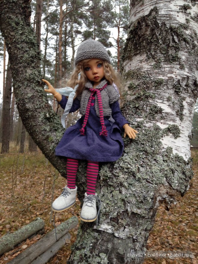 Маленькая девочка в большом лесу