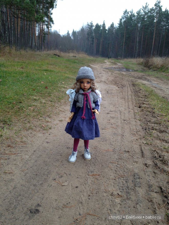 Маленькая девочка в большом лесу