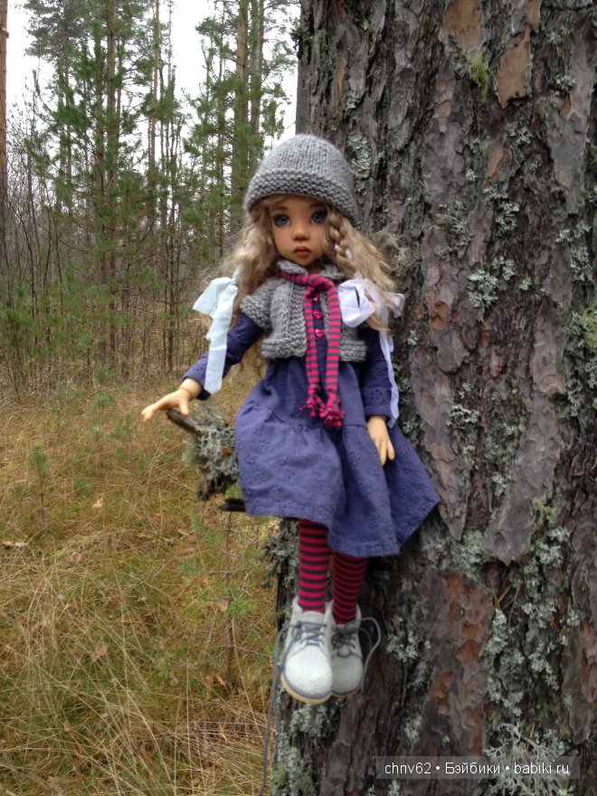 Маленькая девочка в большом лесу (фото 10)