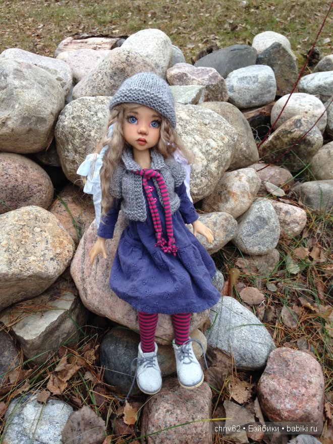 Маленькая девочка в большом лесу