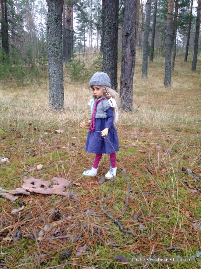 Маленькая девочка в большом лесу (фото 3)