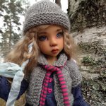 Маленькая девочка в большом лесу