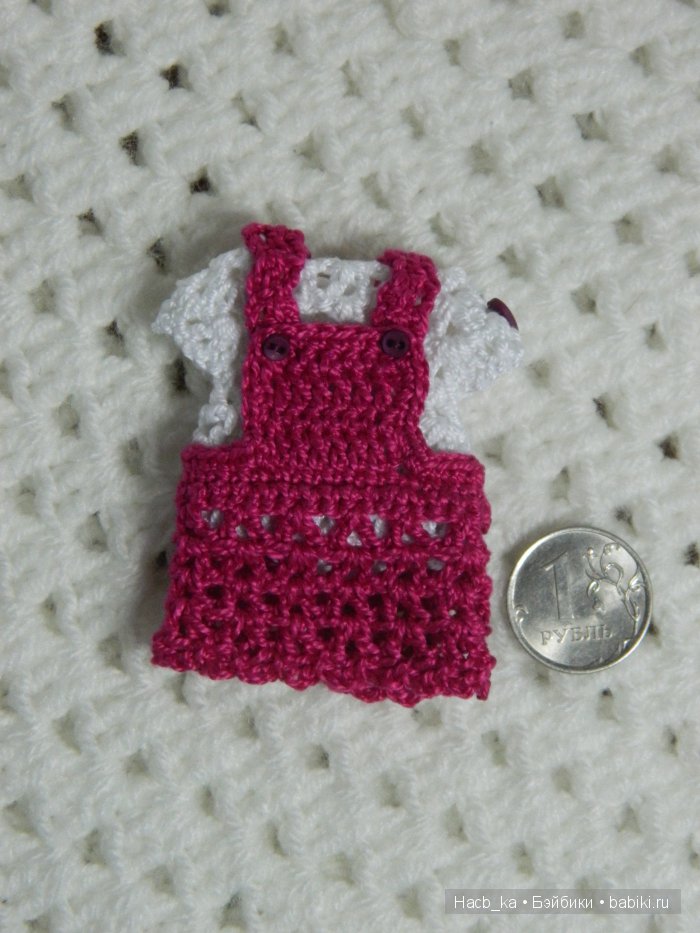 Мою вязанная миниатюра, черные ботинки и розовый Жираф